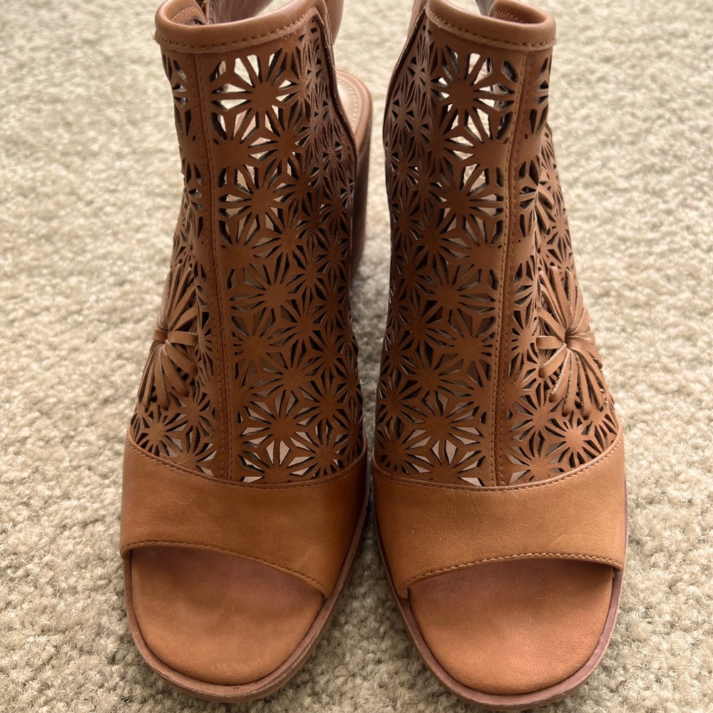 Vince Camuto block heel sandals. Comfortable. Worn once. 3” heel. (2 hi 4 me!🤭)